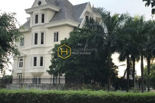 2V135 www.honeycomb.vn 4 result Beautiful in white with this stunning Western style villa for rent in District 2