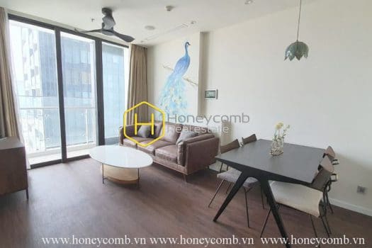 z2026385090941 cc239367c863628e0075a1949c18b911 result The elegance and coziness of wooden interiors apartment with enchanting river view in Vinhomes Golden River