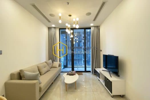 VGR734 10 result A bright apartment at Vinhomes Golden River with natural light and tall windows