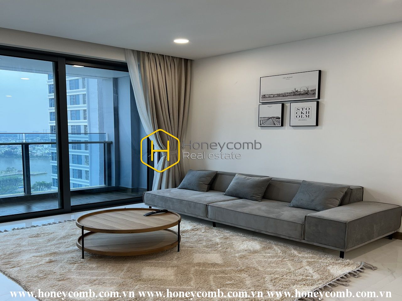 Located in Sunwah Pearl, this apartment has all the advantage of the ...