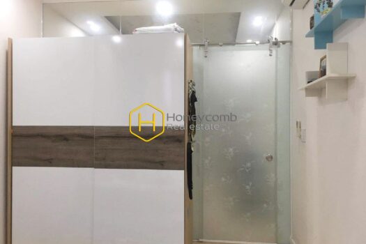 Lexington Residence Modern style coupled with this apartment’s natural palette style in Lexington Residence