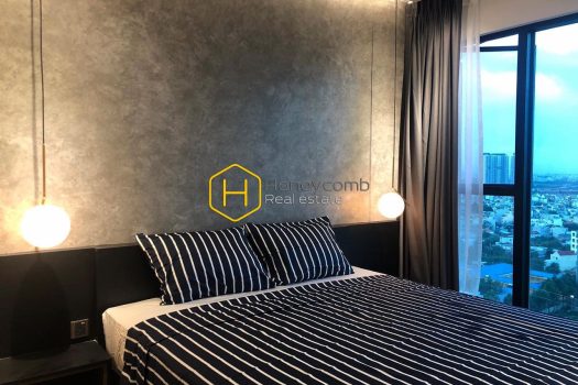 A mystery living space- The Feliz En Vista apartment with dark tone and modern design for lease