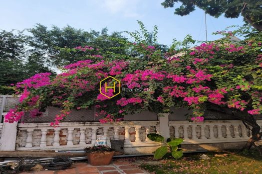 “Remarkable” and “trendy” is what we describe this Phu Nhuan Compound villa