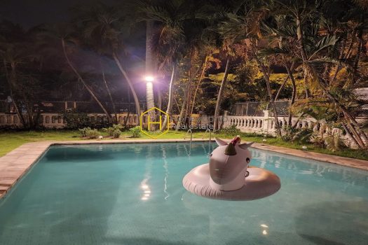 “Remarkable” and “trendy” is what we describe this Phu Nhuan Compound villa