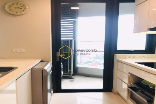 A luxurious City Garden apartment in noble white tones