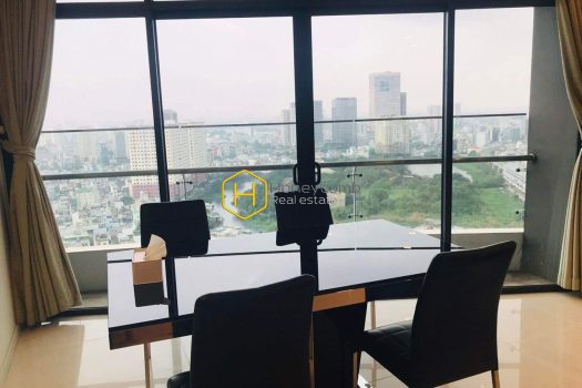 A luxurious City Garden apartment in noble white tones