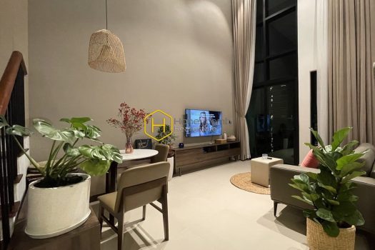 Bright-filled duplex apartment with white layout and full amenities for rent in Feliz En Vista