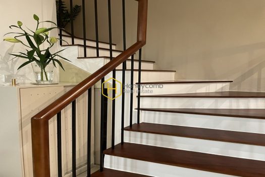 Bright-filled duplex apartment with white layout and full amenities for rent in Feliz En Vista