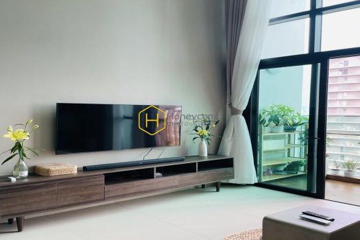 Bright-filled duplex apartment with white layout and full amenities for rent in Feliz En Vista