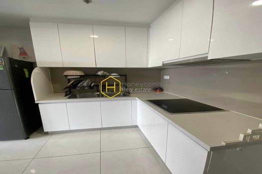 Masteri An Phu apartment for lease – Open living space. Simple wooden furniture. Nice view