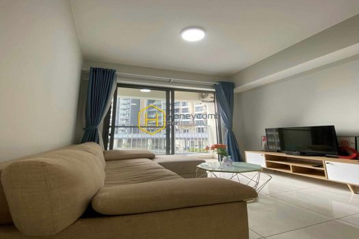 Masteri An Phu apartment for lease – Open living space. Simple wooden furniture. Nice view