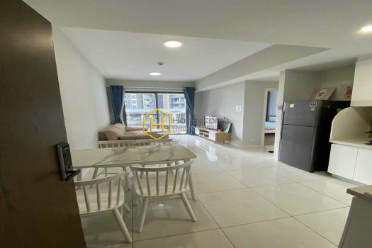 Masteri An Phu apartment for lease – Open living space. Simple wooden furniture. Nice view