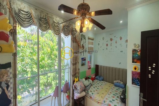 You can not take eyes off this splendid villa with brilliant interiors in Palm Residence