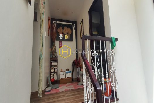 You can not take eyes off this splendid villa with brilliant interiors in Palm Residence