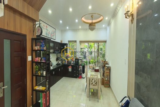 You can not take eyes off this splendid villa with brilliant interiors in Palm Residence