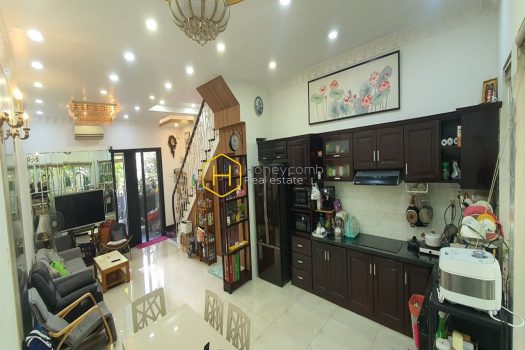 You can not take eyes off this splendid villa with brilliant interiors in Palm Residence