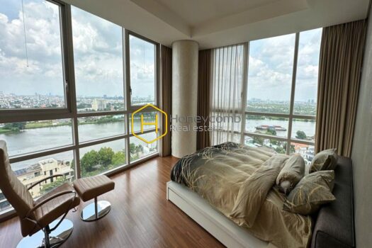 This Xi Riverview Palace apartment stands out with its harmonious color palette and thoughtfully designed layout