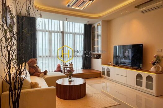 1f1c5c062778aa26f3692 result Visit a polished urban apartment in The Vista