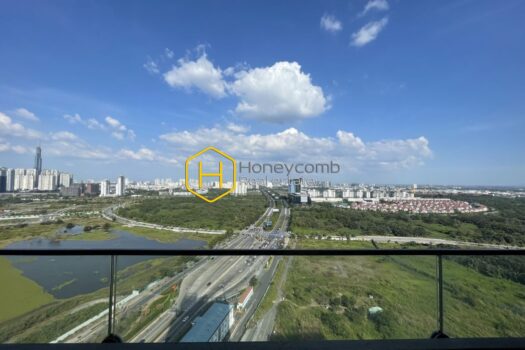 Empire City A sun-drenched unfurnished apartment in Empire City awaits your personal touch