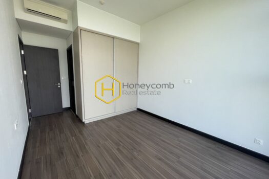 Empire City A sun-drenched unfurnished apartment in Empire City awaits your personal touch