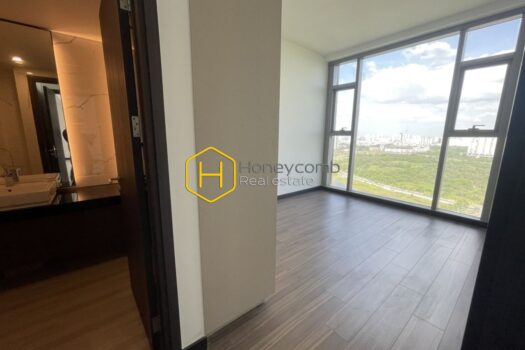 Empire City A sun-drenched unfurnished apartment in Empire City awaits your personal touch