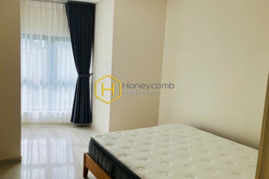 City Garden Enjoy a bright living space filled with natural light in this City Garden apartment with high, open windows