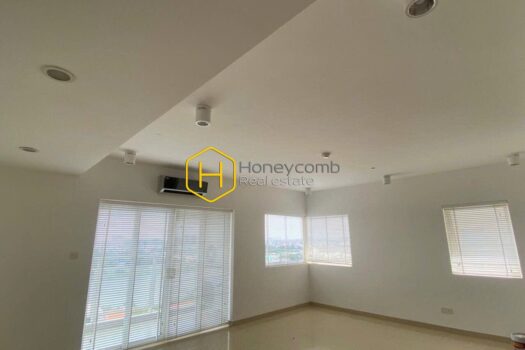 River Garden Express your individuality in this unfurnished apartment at River Garden